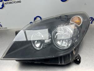 Gebruikte Koplamp links Opel Astra H GTC (L08) 1.6 16V Prijs € 70,00 Margeregeling aangeboden door Gebr Opdam B.V.