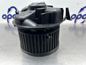 Gebruikte Kachel Ventilatiemotor Renault Twingo II (CN) 1.2 16V Prijs € 50,00 Margeregeling aangeboden door Gebr Opdam B.V.