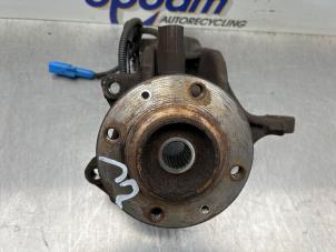 Gebruikte Fusee links-voor Citroen DS3 Cabrio (SB) 1.2 12V PureTech 82 Prijs € 50,00 Margeregeling aangeboden door Gebr Opdam B.V.