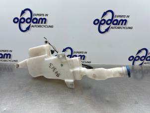 Gebruikte Ruitensproeiertank voor Suzuki SX4 (EY/GY) 1.6 16V VVT Grip 4x4 Prijs € 35,00 Margeregeling aangeboden door Gebr Opdam B.V.