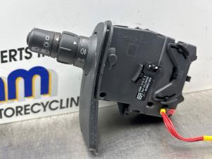 Gebruikte Pinker Schakelaar Renault Clio III (BR/CR) 1.2 16V 75 Prijs € 50,00 Margeregeling aangeboden door Gebr Opdam B.V.