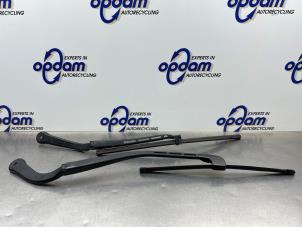 Gebruikte Ruitenwisserarm voor BMW 3 serie Touring (E91) 320i 16V Prijs € 30,00 Margeregeling aangeboden door Gebr Opdam B.V.