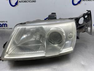 Gebruikte Koplamp links Saab 9-5 Estate (YS3E) 2.3t 16V Prijs € 275,00 Margeregeling aangeboden door Gebr Opdam B.V.