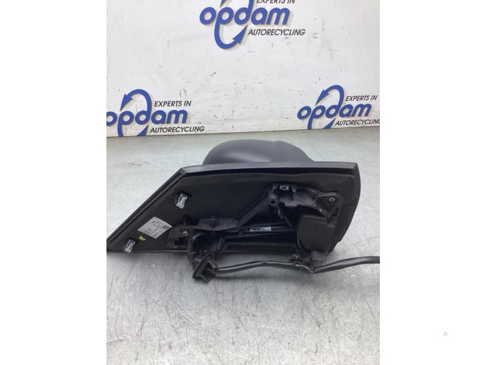 Buitenspiegel links van een Opel Vivaro 2.0 CDTI 122 2021