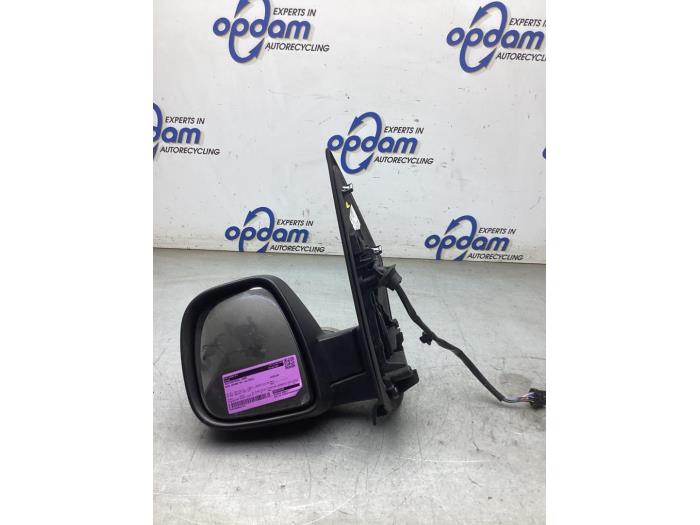 Buitenspiegel links van een Opel Vivaro 2.0 CDTI 122 2021