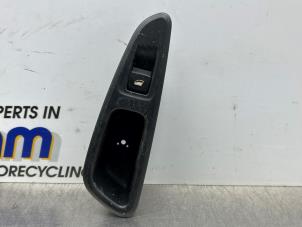 Gebruikte Ruit schakelaar elektrisch Peugeot 308 (4A/C) 1.6 VTI 16V Prijs € 15,00 Margeregeling aangeboden door Gebr Opdam B.V.