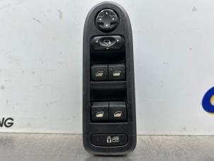 Gebruikte Schakelaar Elektrisch Raam Peugeot 308 (4A/C) 1.6 VTI 16V Prijs € 50,00 Margeregeling aangeboden door Gebr Opdam B.V.