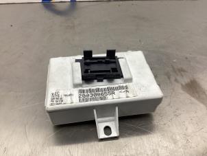 Gebruikte Navigatie Module Renault Clio III (BR/CR) 1.5 dCi FAP Prijs € 35,00 Margeregeling aangeboden door Gebr Opdam B.V.