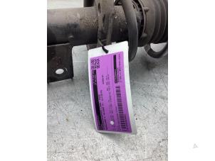 Gebruikte Schokdemperpoot links-voor Mercedes A (W176) 1.6 A-180 16V Prijs € 125,00 Margeregeling aangeboden door Gebr Opdam B.V.