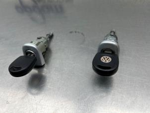 Gebruikte Deurslot Cilinder links Volkswagen Polo IV (9N1/2/3) 1.4 16V Prijs € 50,00 Margeregeling aangeboden door Gebr Opdam B.V.