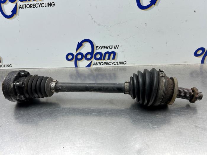 Gebruikte Aandrijfas links-voor Volkswagen Polo IV (9N1/2/3) 1.2 12V Prijs € 30,00 Margeregeling aangeboden door Gebr Opdam B.V.