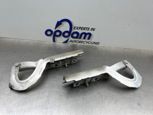 Gebruikte Motorkap Scharnier Peugeot Expert (G9) 1.6 HDi 90 Prijs € 30,00 Margeregeling aangeboden door Gebr Opdam B.V.