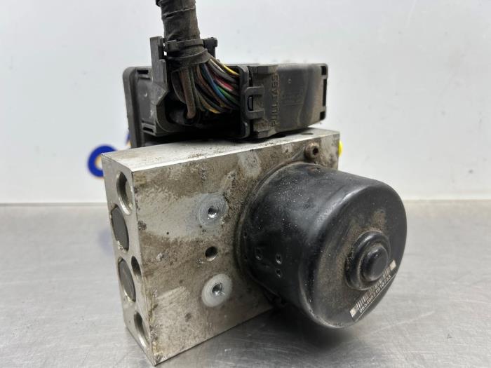 Gebruikte ABS Pomp Volvo S80 (TR/TS) 2.4 SE 20V 170 Prijs € 125,00 Margeregeling aangeboden door Gebr Opdam B.V.