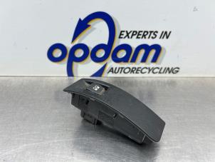 Gebruikte Schuifdak schakelaar Peugeot 207 SW (WE/WU) 1.4 16V Vti Prijs € 35,00 Margeregeling aangeboden door Gebr Opdam B.V.