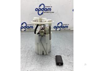 Gebruikte Benzinepomp Renault Twingo III (AH) 1.0 SCe 70 12V Prijs € 50,00 Margeregeling aangeboden door Gebr Opdam B.V.