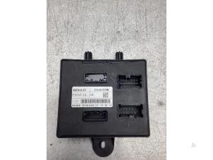 Gebruikte Deur module Renault Twingo III (AH) 1.0 SCe 70 12V Prijs € 100,00 Margeregeling aangeboden door Gebr Opdam B.V.