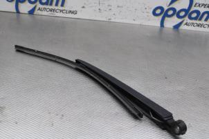 Gebruikte Ruitenwisserarm achter Skoda Fabia III Combi (NJ5) 1.0 TSI 12V Prijs € 20,00 Margeregeling aangeboden door Gebr Opdam B.V.