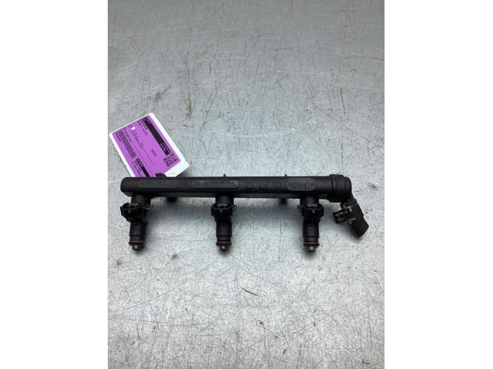 Gebruikte Injector brug Volkswagen Polo VI (AW1) 1.0 12V BlueMotion Technology Prijs € 50,00 Margeregeling aangeboden door Gebr Opdam B.V.