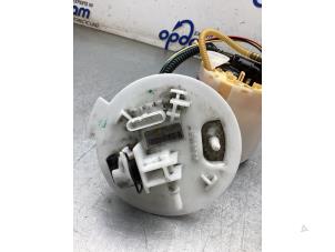 Gebruikte Benzinepomp Mercedes A (177.0) 1.3 A-200 Turbo 16V Prijs € 75,00 Margeregeling aangeboden door Gebr Opdam B.V.