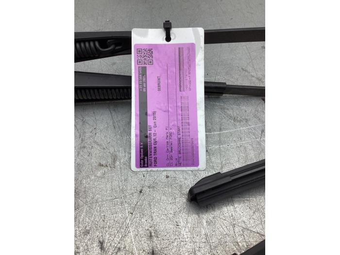 Ruitenwisserarm set van een Ford Transit Custom 2.2 TDCi 16V 2015