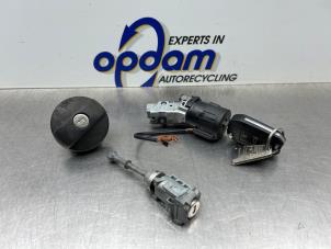 Gebruikte Set Cilindersloten (compleet) Citroen C4 Cactus (0B/0P) 1.2 PureTech 82 12V Prijs € 120,00 Margeregeling aangeboden door Gebr Opdam B.V.