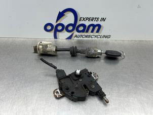 Gebruikte Motorkap Slotmechaniek Ford Focus C-Max 1.8 16V Prijs € 100,00 Margeregeling aangeboden door Gebr Opdam B.V.