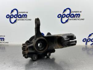 Gebruikte Fusee links-voor Ford Focus 3 Wagon 1.0 Ti-VCT EcoBoost 12V 125 Prijs € 75,00 Margeregeling aangeboden door Gebr Opdam B.V.