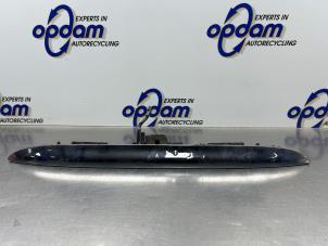 Gebruikte Handgreep Achterklep BMW Mini One/Cooper (R50) 1.6 16V Cooper Prijs € 80,00 Margeregeling aangeboden door Gebr Opdam B.V.