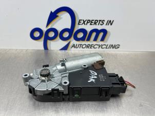 Gebruikte Schuifdak Motor BMW Mini One/Cooper (R50) 1.6 16V Cooper Prijs € 100,00 Margeregeling aangeboden door Gebr Opdam B.V.