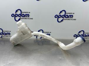 Gebruikte Ruitensproeiertank voor Citroen C4 Cactus (0B/0P) 1.2 PureTech 82 12V Prijs € 35,00 Margeregeling aangeboden door Gebr Opdam B.V.