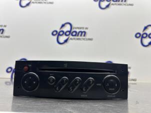 Gebruikte Radio CD Speler Renault Clio III (BR/CR) 1.6 16V Prijs € 125,00 Margeregeling aangeboden door Gebr Opdam B.V.