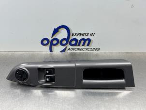 Gebruikte Raam schakelaar elektrisch Hyundai Getz 1.3i 12V Prijs € 40,00 Margeregeling aangeboden door Gebr Opdam B.V.