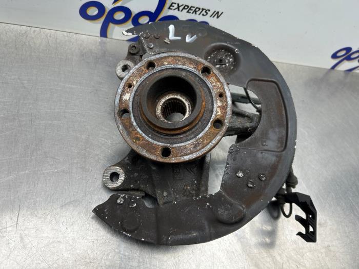 Fusee rechts-voor van een Peugeot 308 SW (L4/L9/LC/LJ/LR) 1.6 BlueHDi 120 2014