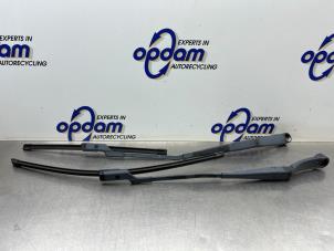 Gebruikte Ruitenwisserarm voor Hyundai i30 (FD) 1.6 CVVT 16V Prijs € 30,00 Margeregeling aangeboden door Gebr Opdam B.V.