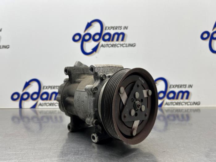 Gebruikte Aircopomp Renault Clio III (BR/CR) 1.6 16V Prijs € 50,00 Margeregeling aangeboden door Gebr Opdam B.V.