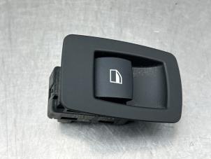 Gebruikte Ruit schakelaar elektrisch BMW 1 serie (E87/87N) 118i 16V Prijs € 20,00 Margeregeling aangeboden door Gebr Opdam B.V.