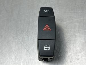 Gebruikte Schakelaar Paniekverlichting BMW 1 serie (E87/87N) 118i 16V Prijs € 20,00 Margeregeling aangeboden door Gebr Opdam B.V.