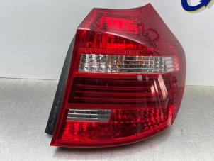 Gebruikte Achterlicht rechts BMW 1 serie (E87/87N) 118i 16V Prijs € 50,00 Margeregeling aangeboden door Gebr Opdam B.V.