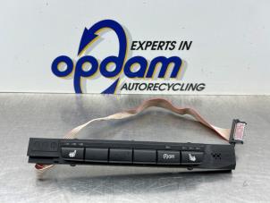 Gebruikte Schakelaar Stoelverwarming BMW 3 serie Touring (E91) 320i 16V Prijs € 25,00 Margeregeling aangeboden door Gebr Opdam B.V.