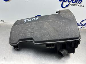 Gebruikte Luchtfilterhuis Renault Twingo II (CN) 1.2 16V Prijs € 50,00 Margeregeling aangeboden door Gebr Opdam B.V.