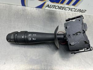 Gebruikte Knipperlicht Schakelaar Renault Twingo II (CN) 1.2 16V Prijs € 40,00 Margeregeling aangeboden door Gebr Opdam B.V.