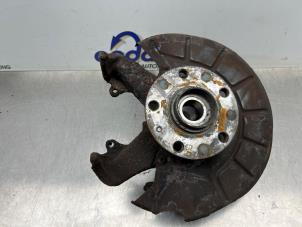 Gebruikte Fusee links-voor Volkswagen Caddy III (2KA,2KH,2CA,2CH) 2.0 SDI Prijs € 40,00 Margeregeling aangeboden door Gebr Opdam B.V.