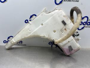 Gebruikte Ruitensproeiertank voor BMW 1 serie (E81) 116i 1.6 16V Prijs € 40,00 Margeregeling aangeboden door Gebr Opdam B.V.