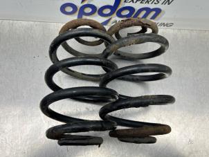 Gebruikte Schroefveer achter Renault Clio II (BB/CB) 1.2 16V Prijs € 40,00 Margeregeling aangeboden door Gebr Opdam B.V.