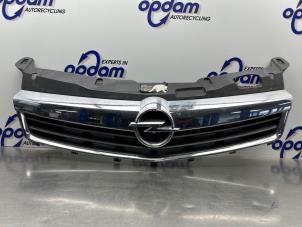 Gebruikte Grille Opel Astra H (L48) 1.4 16V Twinport Prijs € 60,00 Margeregeling aangeboden door Gebr Opdam B.V.