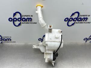 Gebruikte Ruitensproeiertank voor Mazda 5 (CWA9) 2.0i 16V Prijs € 40,00 Margeregeling aangeboden door Gebr Opdam B.V.