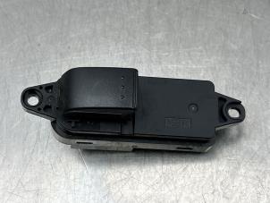 Gebruikte Elektrisch Raam Schakelaar Mazda 5 (CWA9) 2.0i 16V Prijs € 30,00 Margeregeling aangeboden door Gebr Opdam B.V.