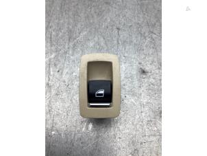 Gebruikte Ruit schakelaar elektrisch BMW 3 serie (F30) 330e Prijs € 15,00 Margeregeling aangeboden door Gebr Opdam B.V.