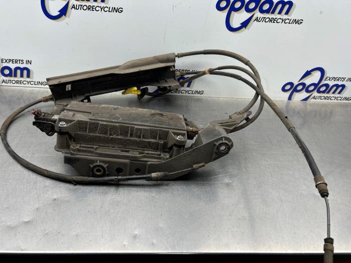 Gebruikte Handrem motor Renault Scénic II (JM) 2.0 16V Prijs € 200,00 Margeregeling aangeboden door Gebr Opdam B.V.