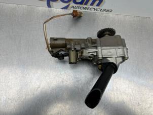 Gebruikte Oliepomp Mercedes A (W176) 1.6 A-200 16V Prijs € 125,00 Margeregeling aangeboden door Gebr Opdam B.V.